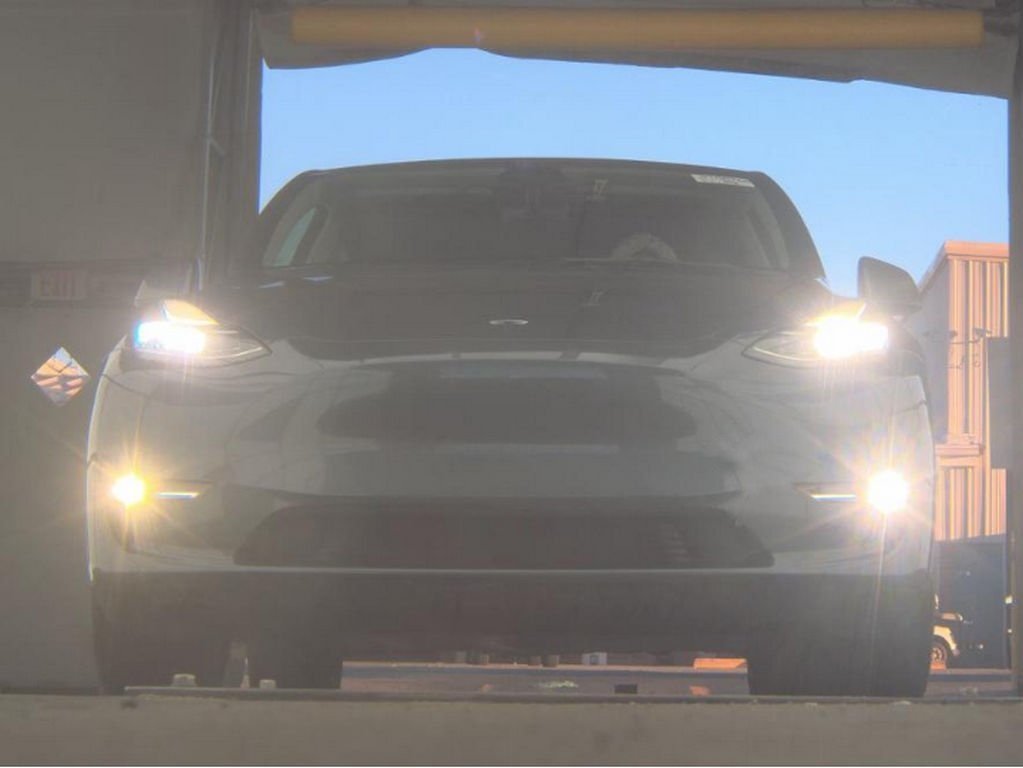 Used 2021 Tesla Model Y Standard Range with VIN 5YJYGDED7MF118149 for sale in Parma, OH