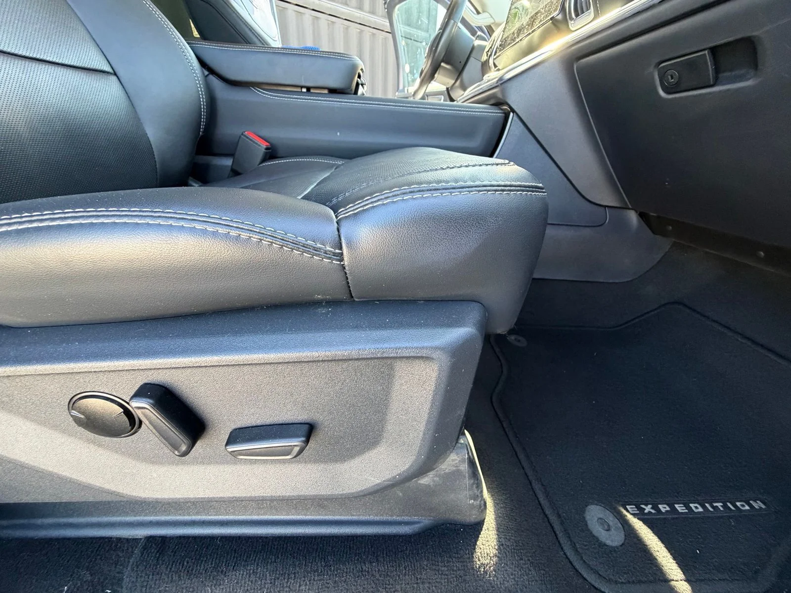 Used 2025 White Ford Platinum image 19