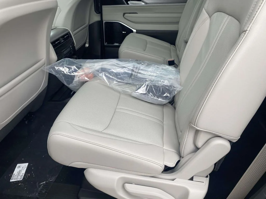 New 2026 High Gloss Black Exterior Paint Jeep Limited Reserve image 10