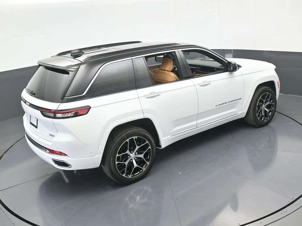 New 2025 Bright White Clear-Coat Exterior Paint Jeep Summit Reserve image 56