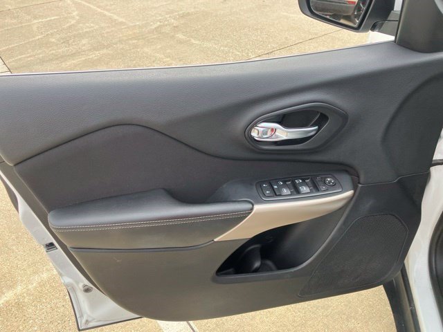 Certified Used 2017 Bright White Clearcoat Jeep Latitude image 8