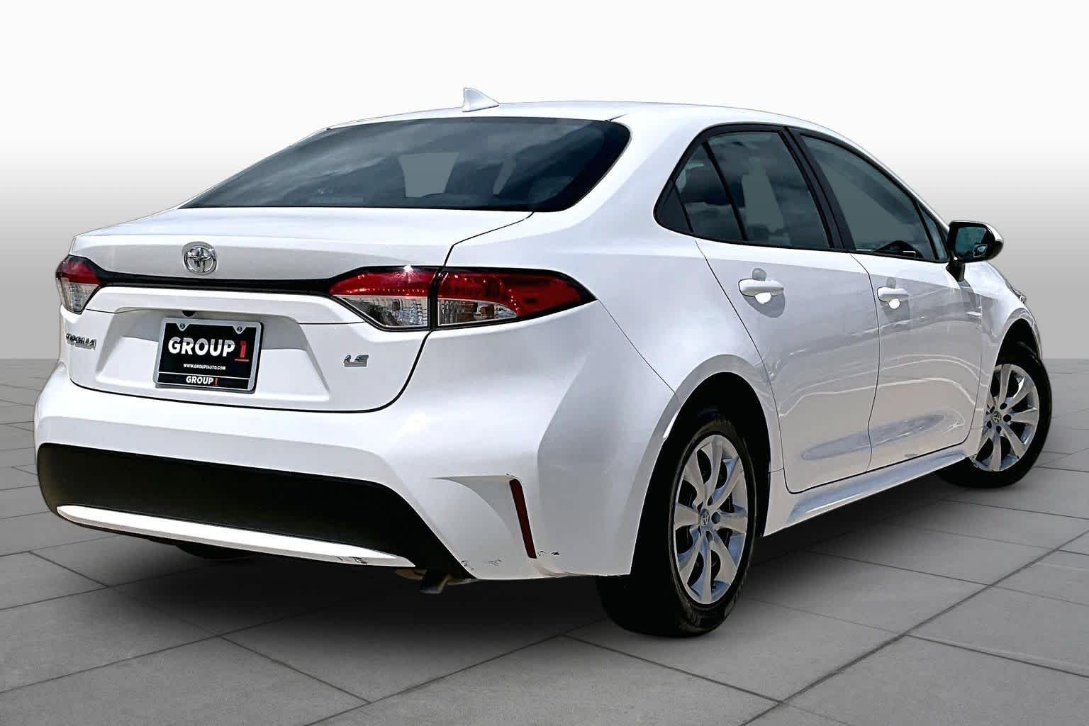 Used 2022 White Toyota LE image 13