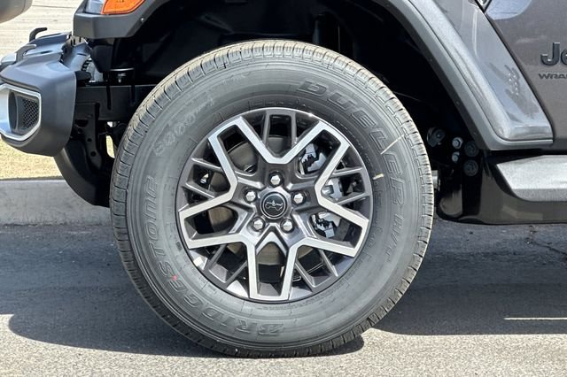 New 2026 Granite Crystal Metallic Clear-Coat Exterior Paint Jeep Sahara image 25