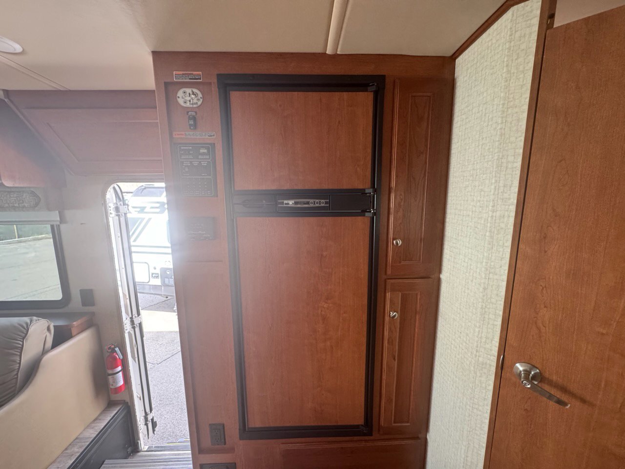 Used 2017  Winnebago 31BE image 9