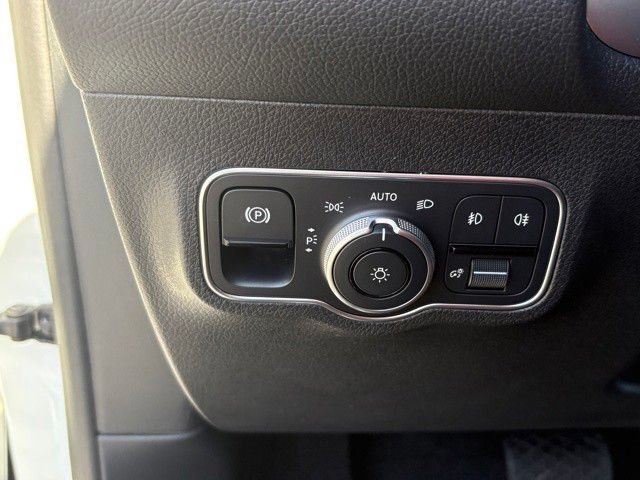 New 2026 Polar White Mercedes-Benz GLB 250 image 17