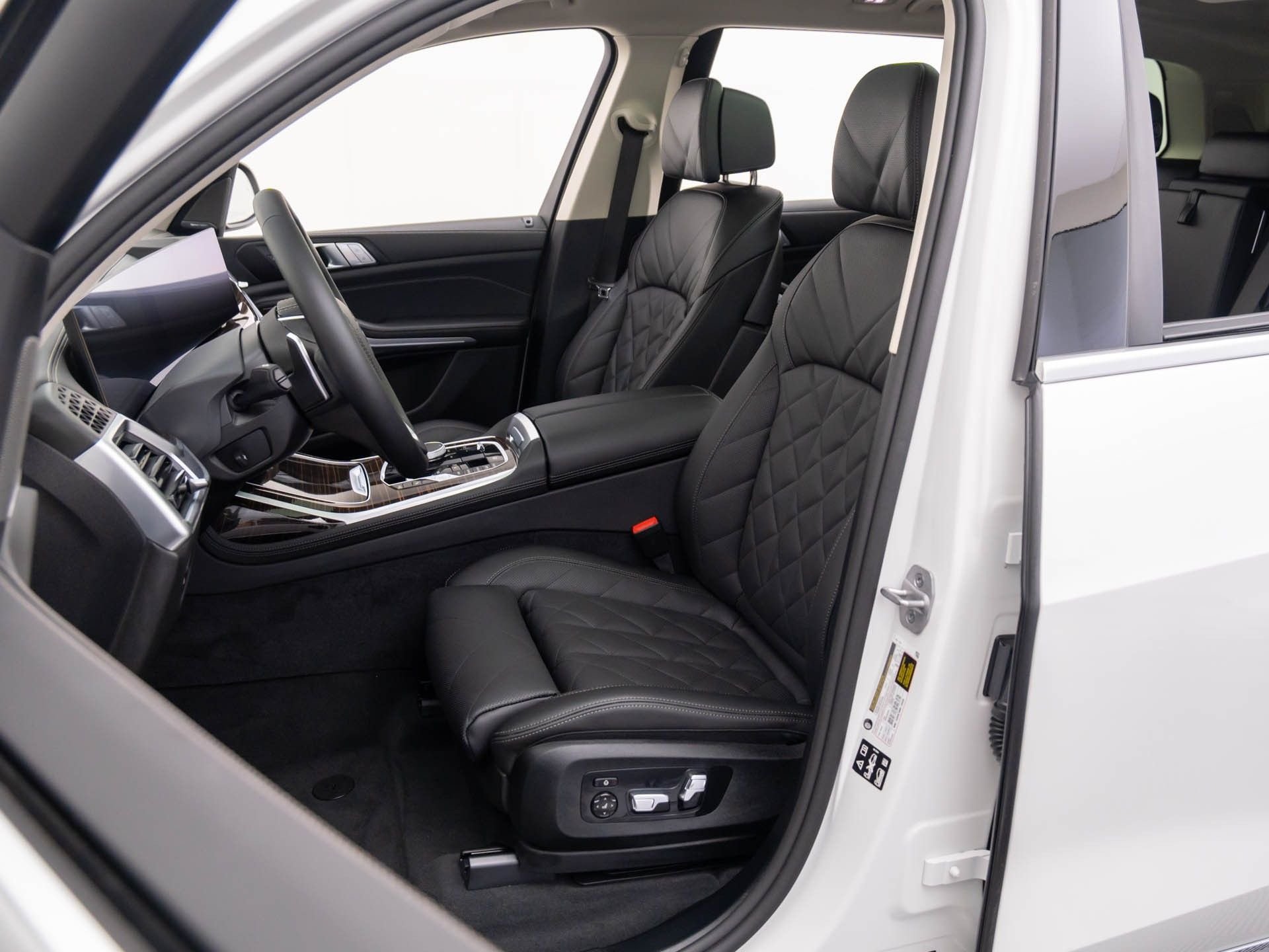 New 2026 Mineral White Metallic BMW xDrive40i image 15