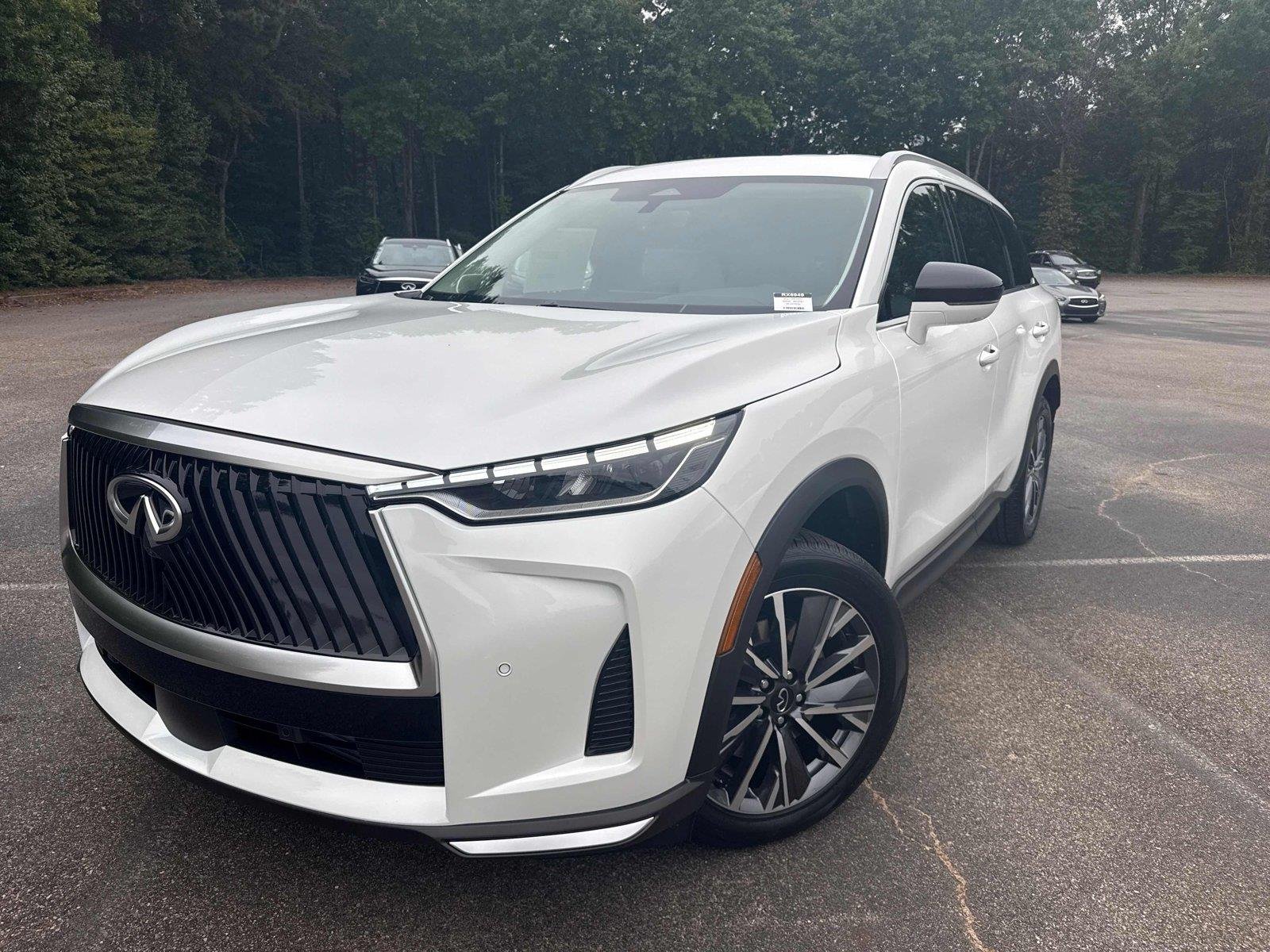 New 2027 RADIANT WHITE INFINITI Luxe FWD image 2