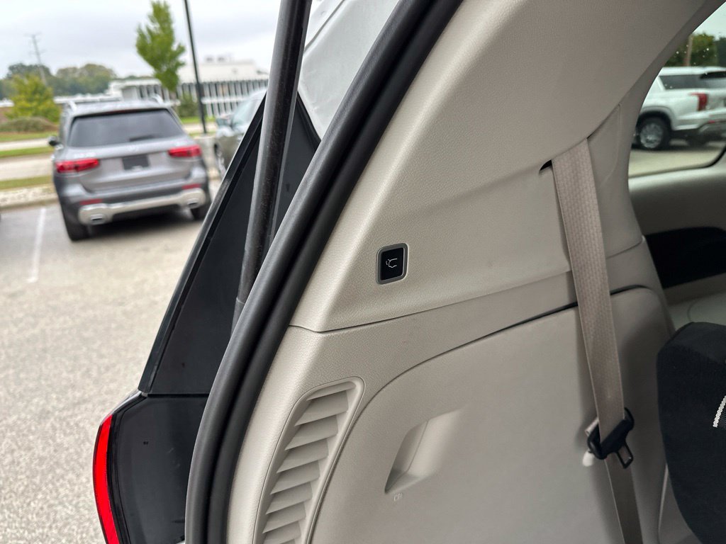 Used 2022 White Chrysler LX image 38