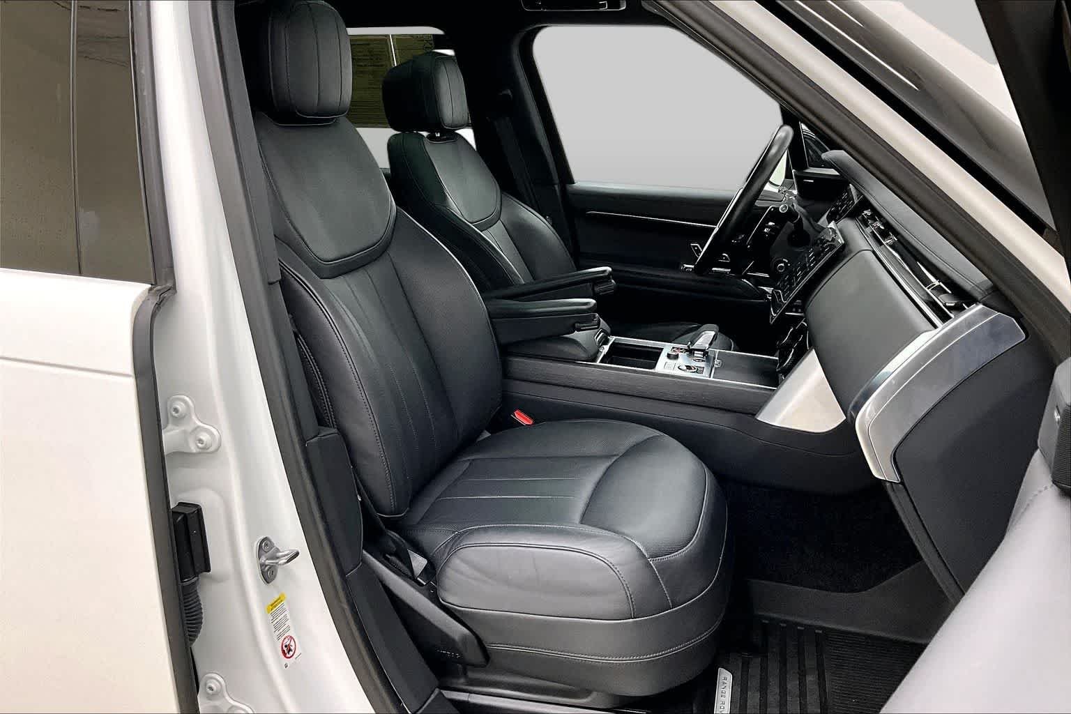 Used 2023 Fuji White Land Rover SE image 8