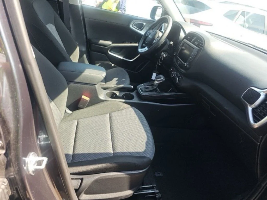 Used 2025  Kia LX image 10