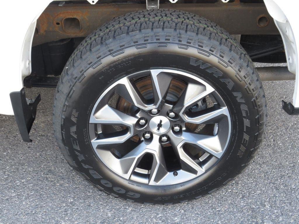 Used 2024 Summit White Chevrolet RST image 14