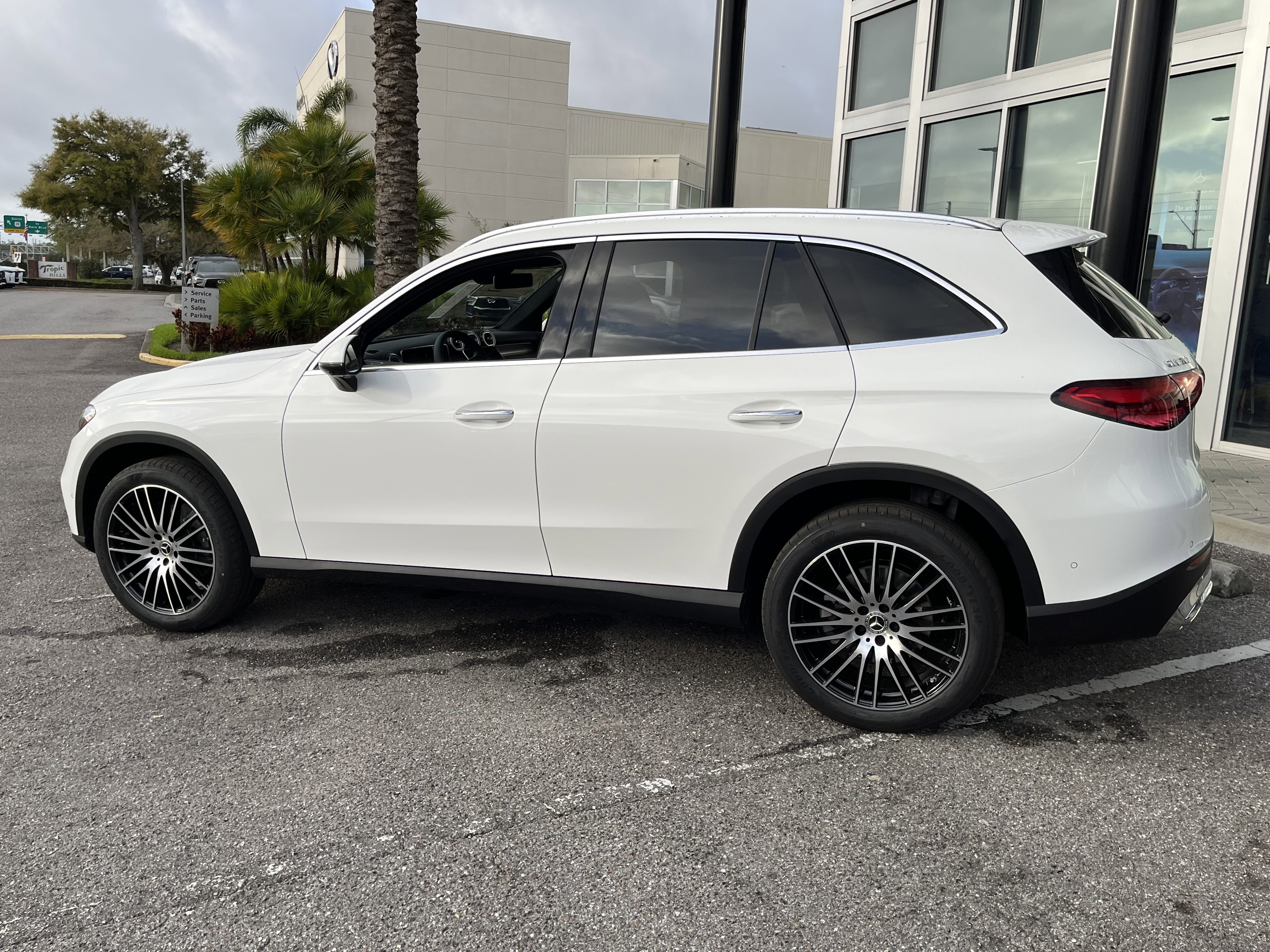 New 2026 POLAR WHITE Mercedes-Benz GLC 300 image 4