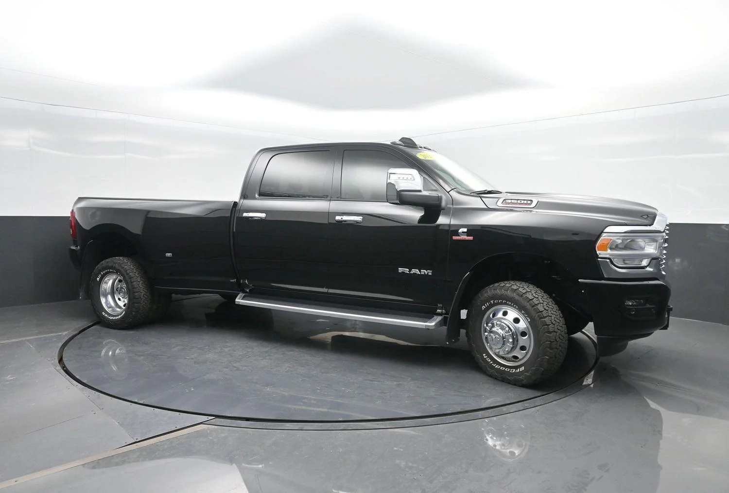 Used 2024 Diamond Black Crystal Pearlcoat Ram Laramie image 4