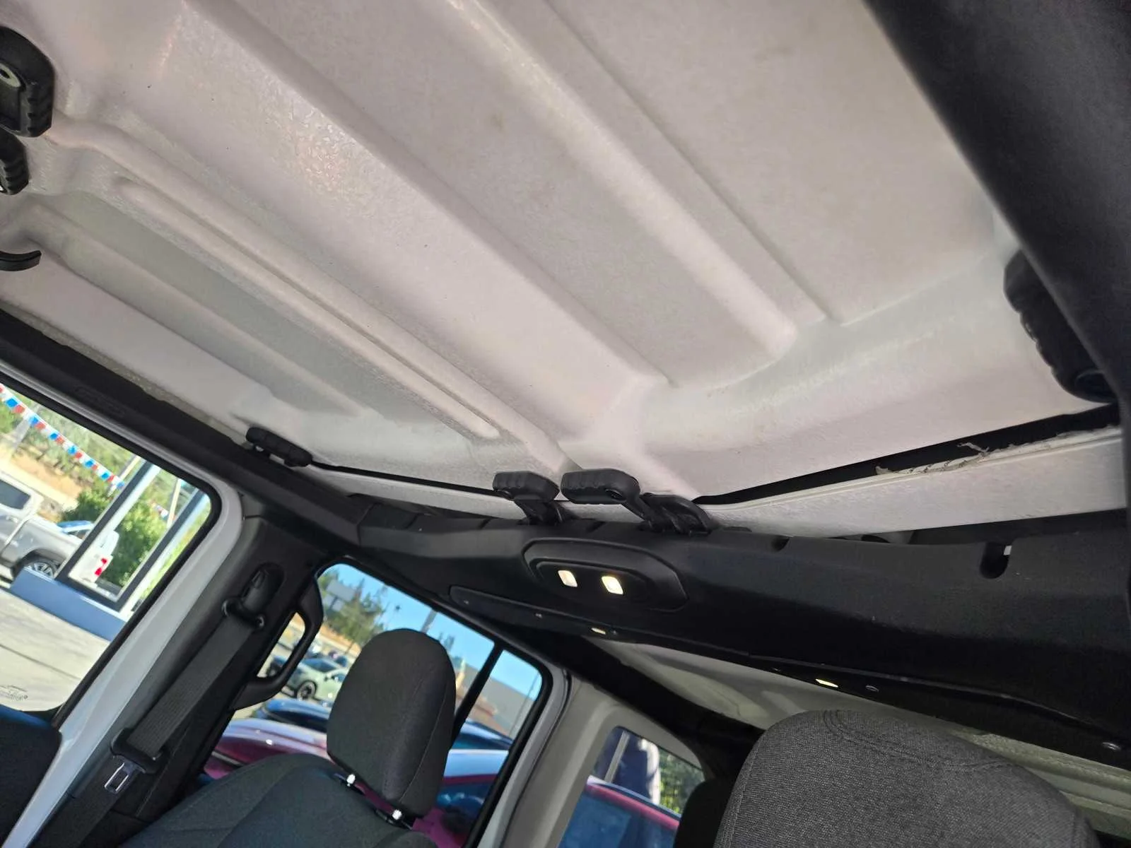 Used 2024  Jeep Sahara image 16
