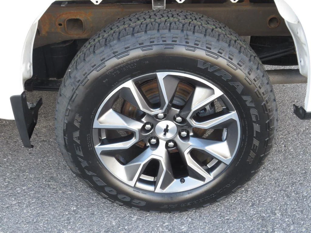 Used 2024 Summit White Chevrolet RST image 14
