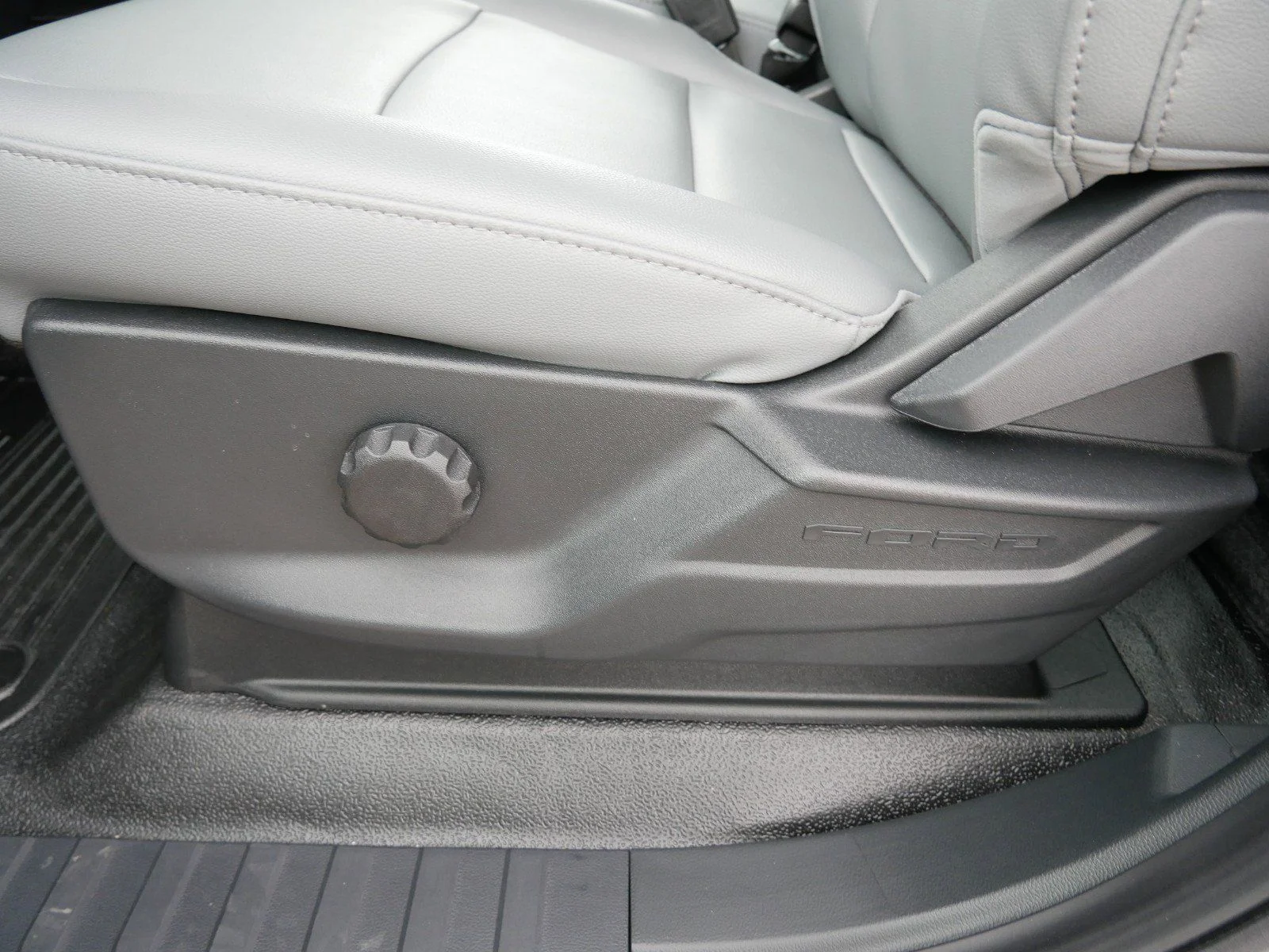 New 2024 Oxford White Ford F-350® XL image 13
