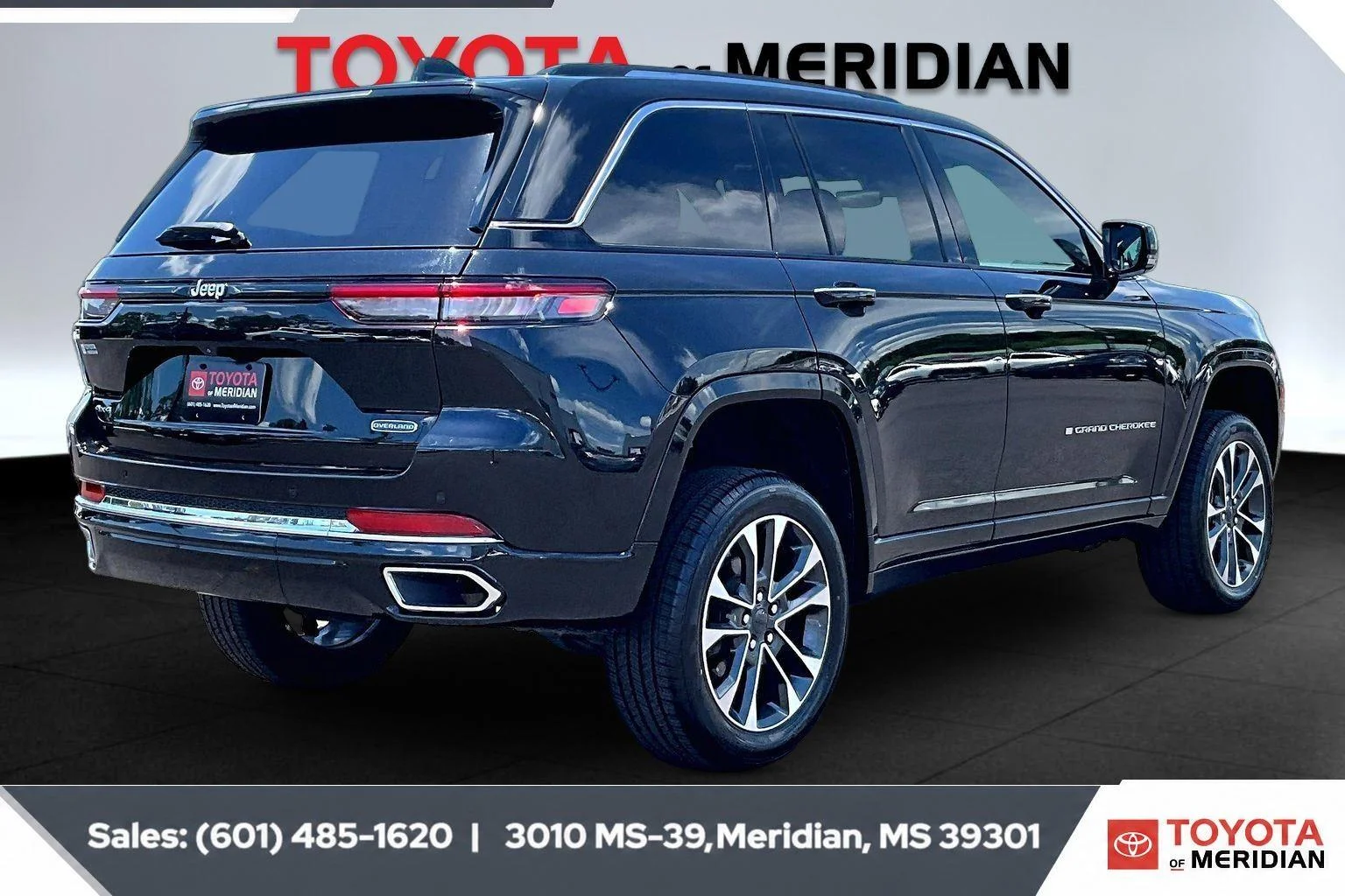 Used 2023 Diamond Black Crystal Pearlcoat Jeep Overland image 11