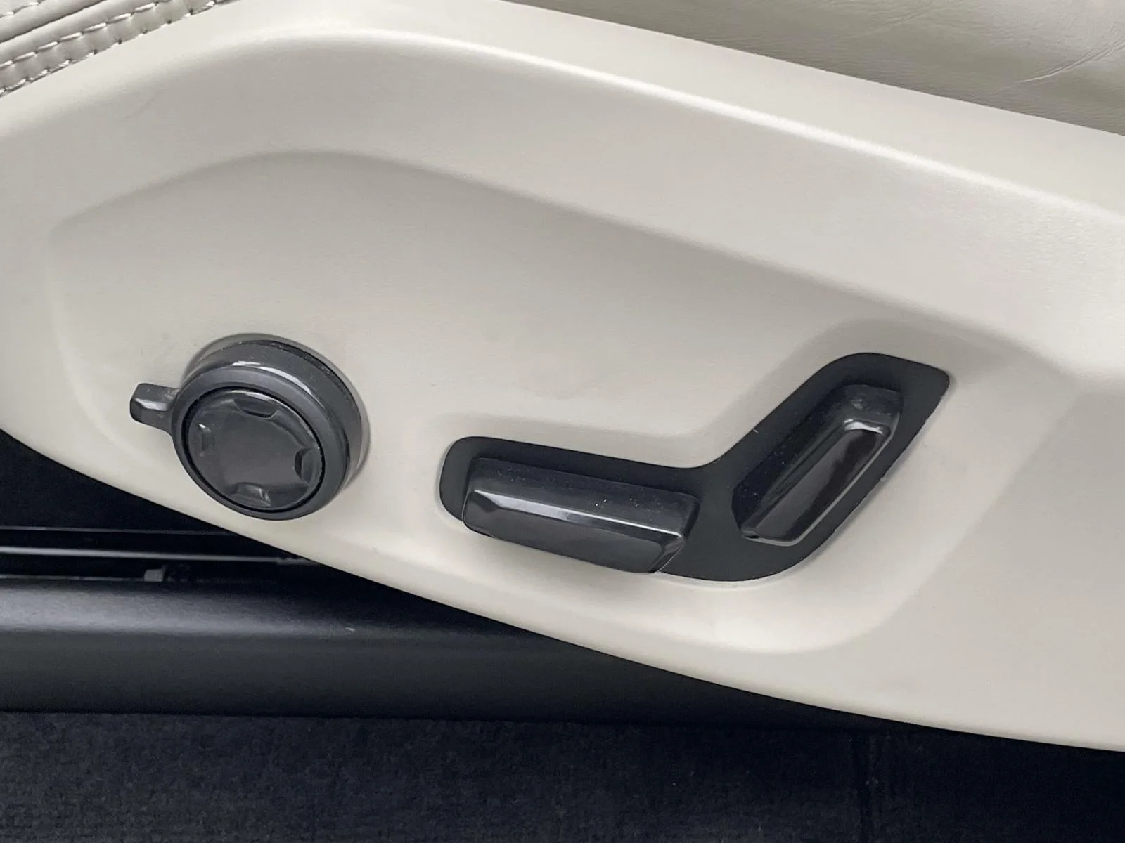 Used 2024 Crystal White Metallic Volvo Ultimate Bright Theme image 7