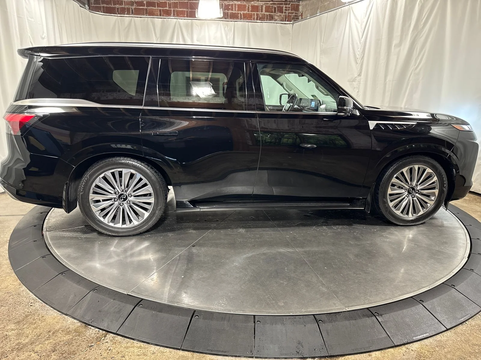 Certified Used 2025 Black INFINITI LUXE image 9