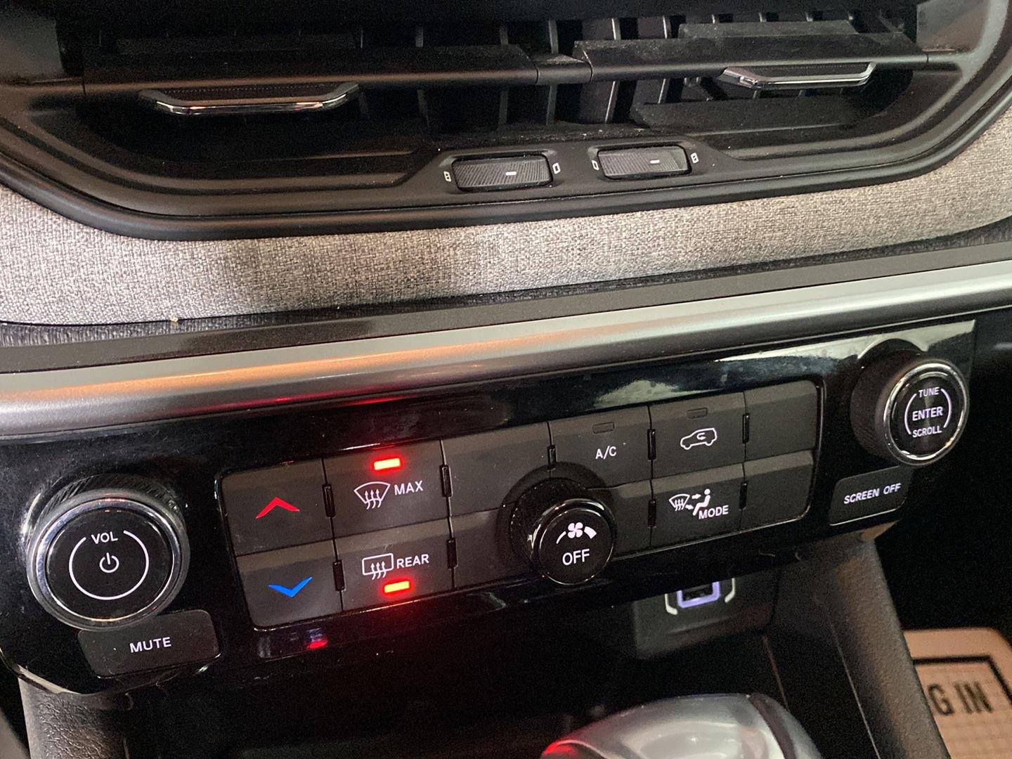 Used 2022 Bright White Clearcoat Jeep Latitude image 11