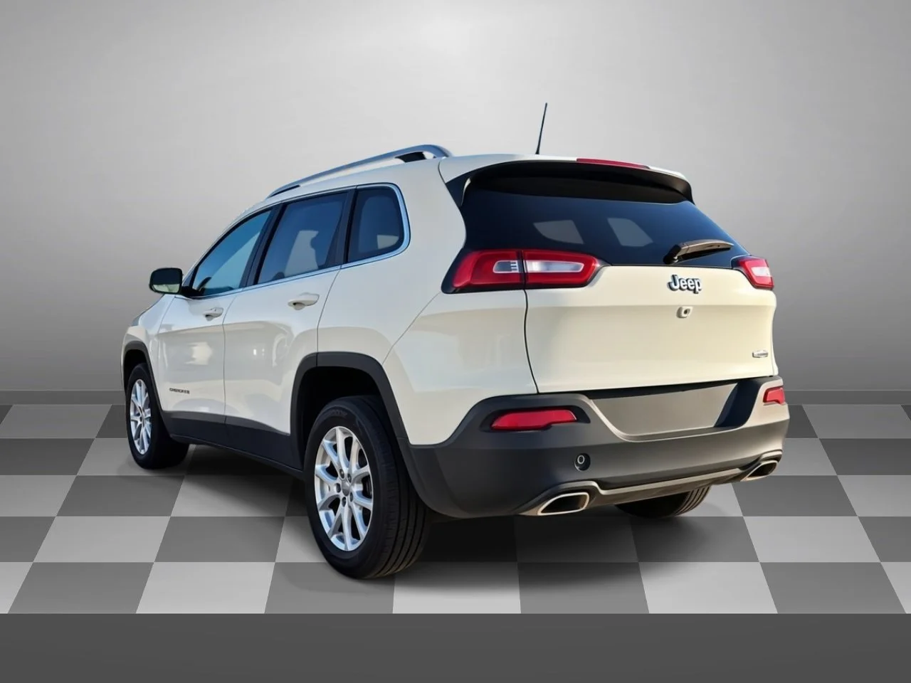 Used 2016 Bright White Jeep Latitude FWD image 3