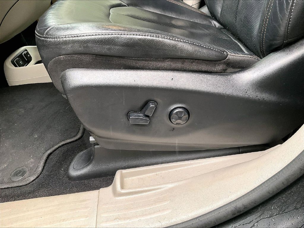 Used 2019 Black Chrysler Touring L Plus image 28