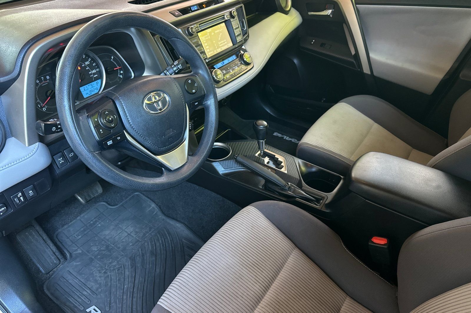 Used 2015 White Toyota XLE image 11