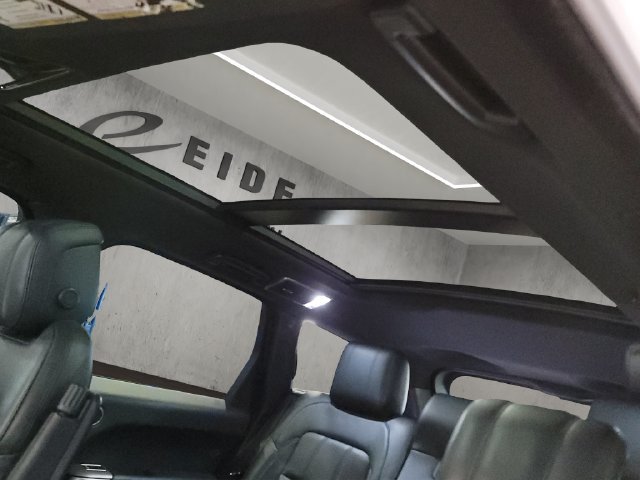 Used 2019 Fuji White Land Rover HSE image 3