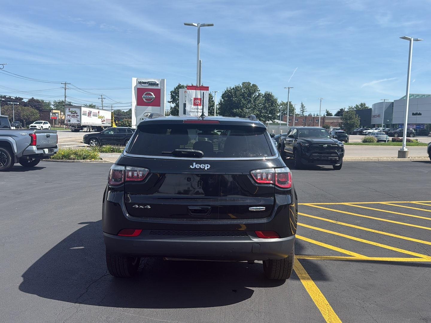 Used 2018 Diamond Black Crystal Pearlcoat Jeep Latitude image 4