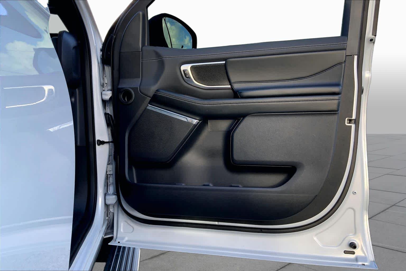 Used 2025 Space Silver Ford Platinum image 23