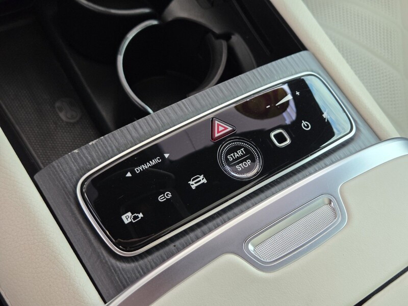 Certified Used 2024 MANUFAKTUR Moonlight White Metallic Mercedes-Benz EQS 580 image 32