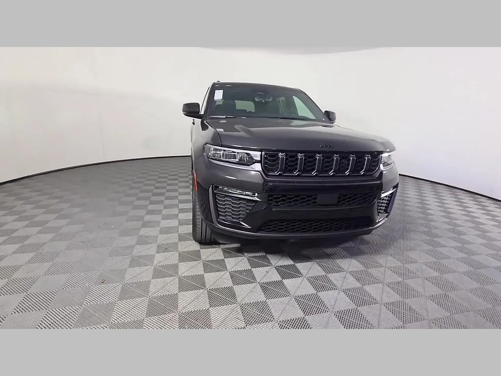 New 2026 Diamond Black Crystal Pearl-Coat Exterior Paint Jeep Limited image 36