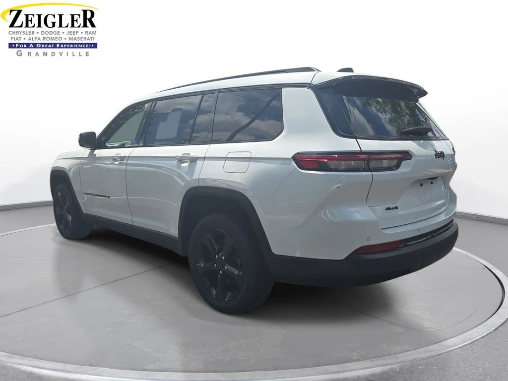Used 2023 White Jeep Altitude image 7