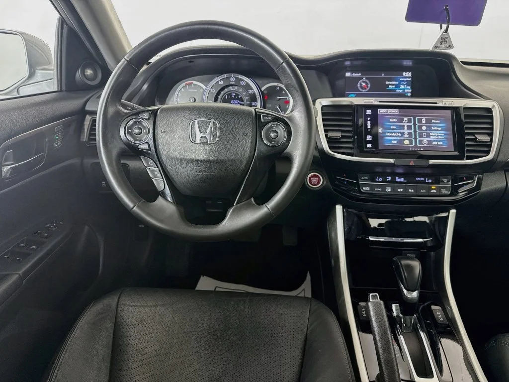 Used 2016 Silver Honda EX-L image 28
