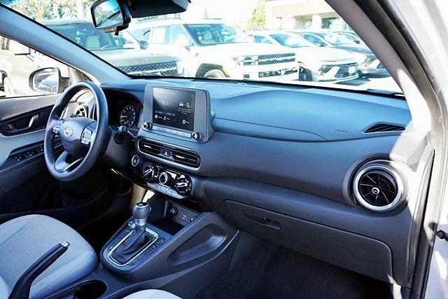 Used 2023 Silver Hyundai SEL image 9