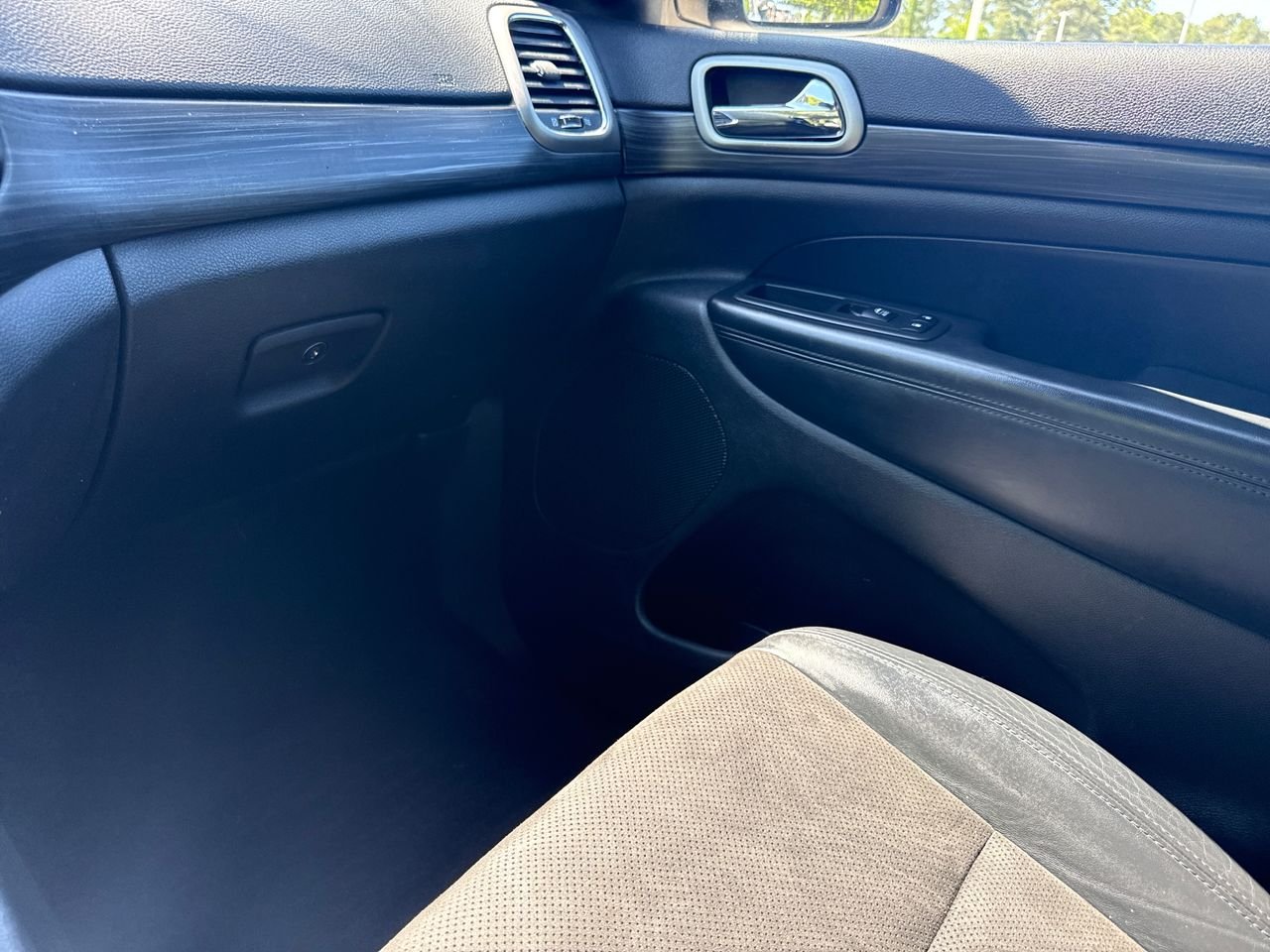 Used 2019 Red Jeep Laredo E image 17