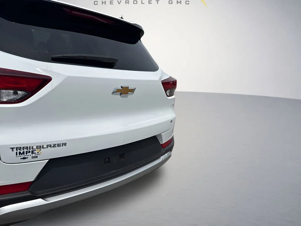 Used 2025 Summit White Chevrolet LT image 29