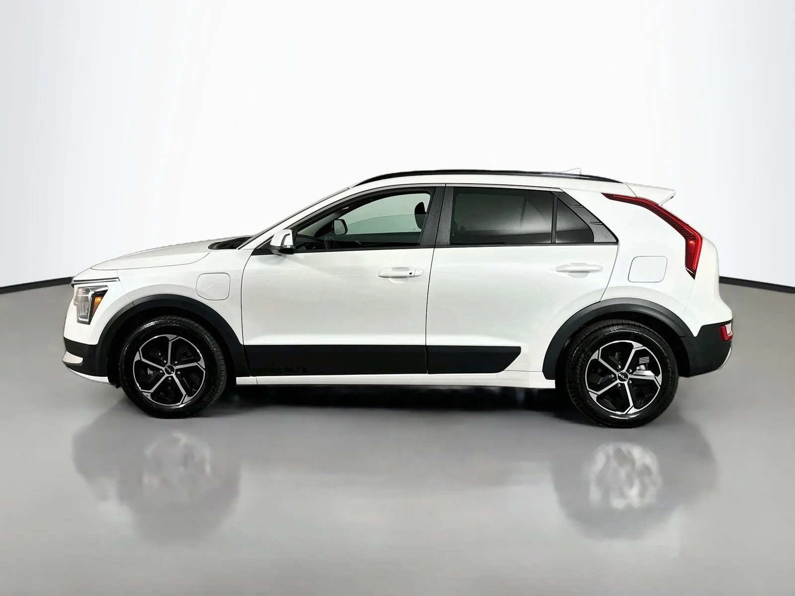 Used 2025 Snow White Pearl Kia EX image 4