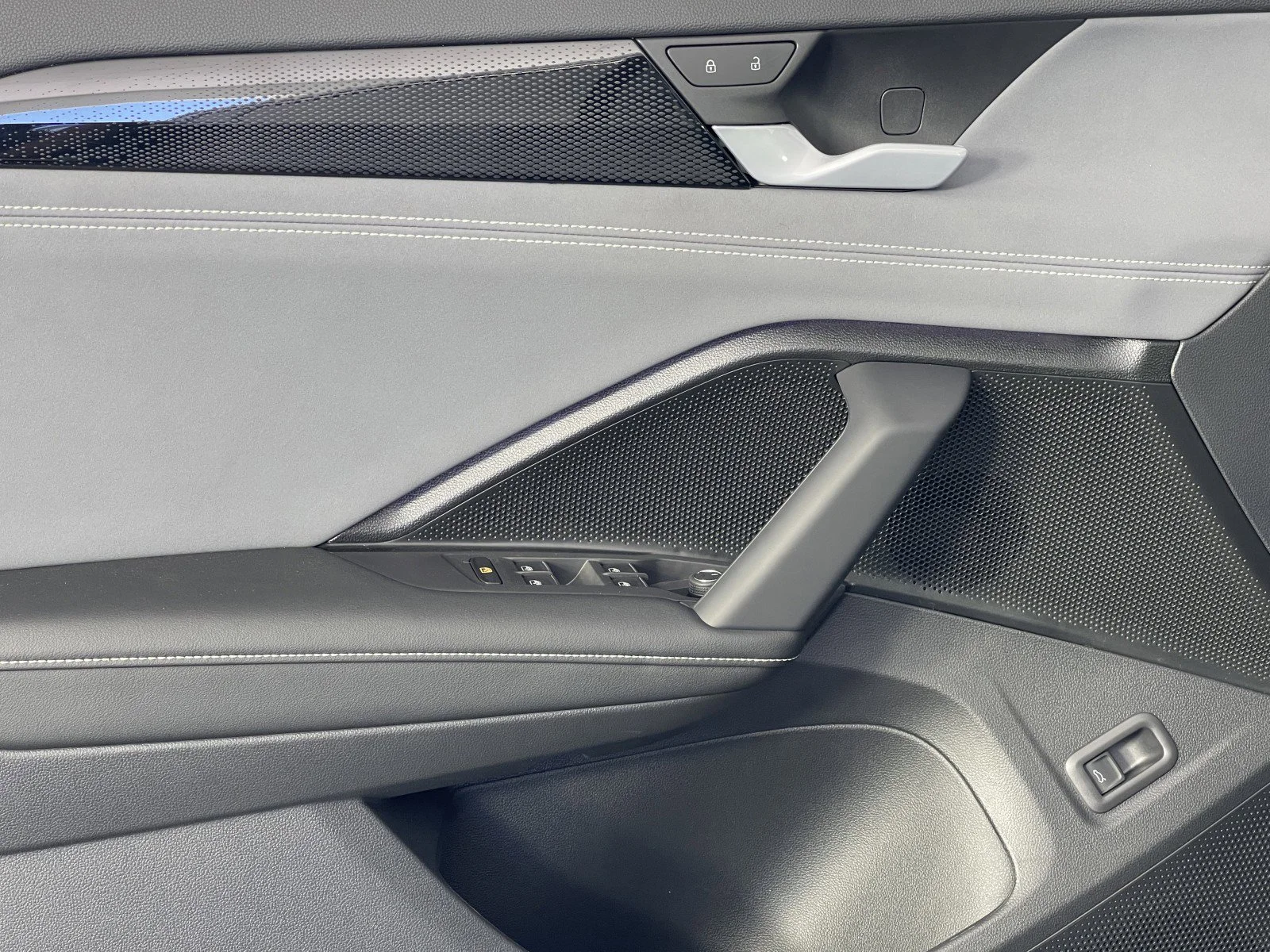 2025 Volkswagen Tiguan SE - Photo 20
