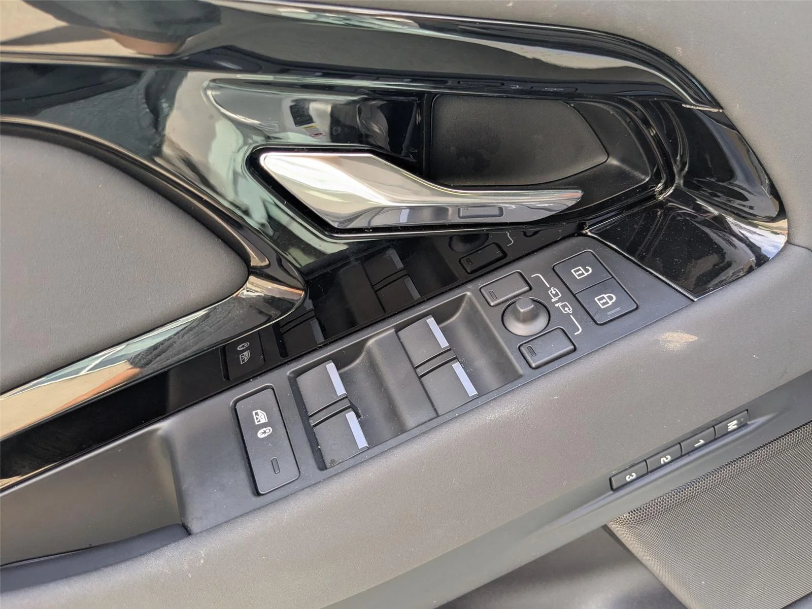 Used 2025 Fuji White Land Rover Dynamic SE image 11