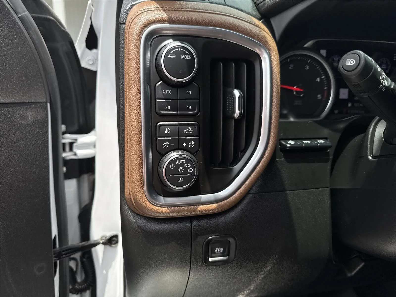 Used 2020 IRIDESCENT PEARL TRICOAT Chevrolet High Country image 19