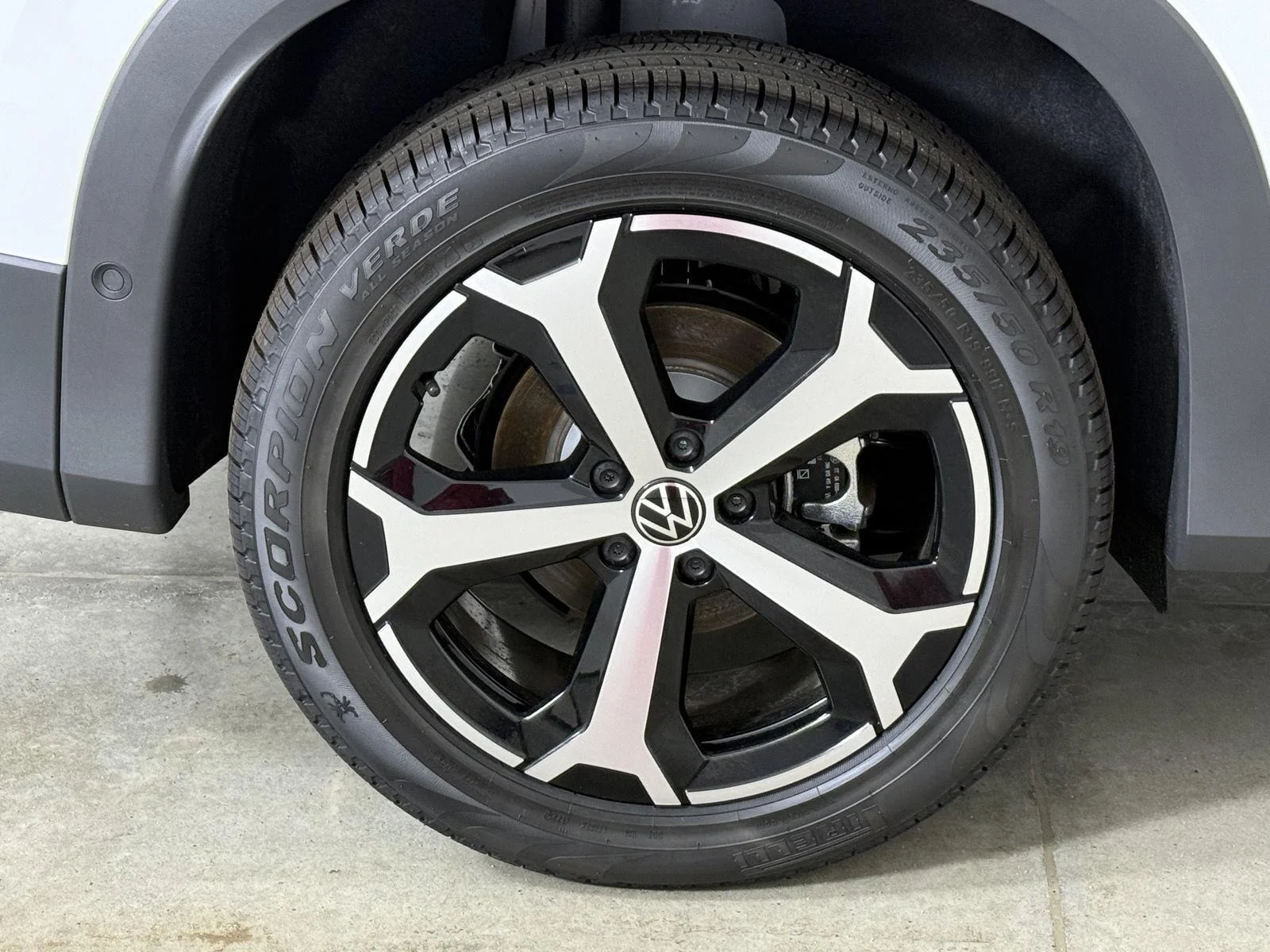 New 2026 Pure White Volkswagen SE image 18