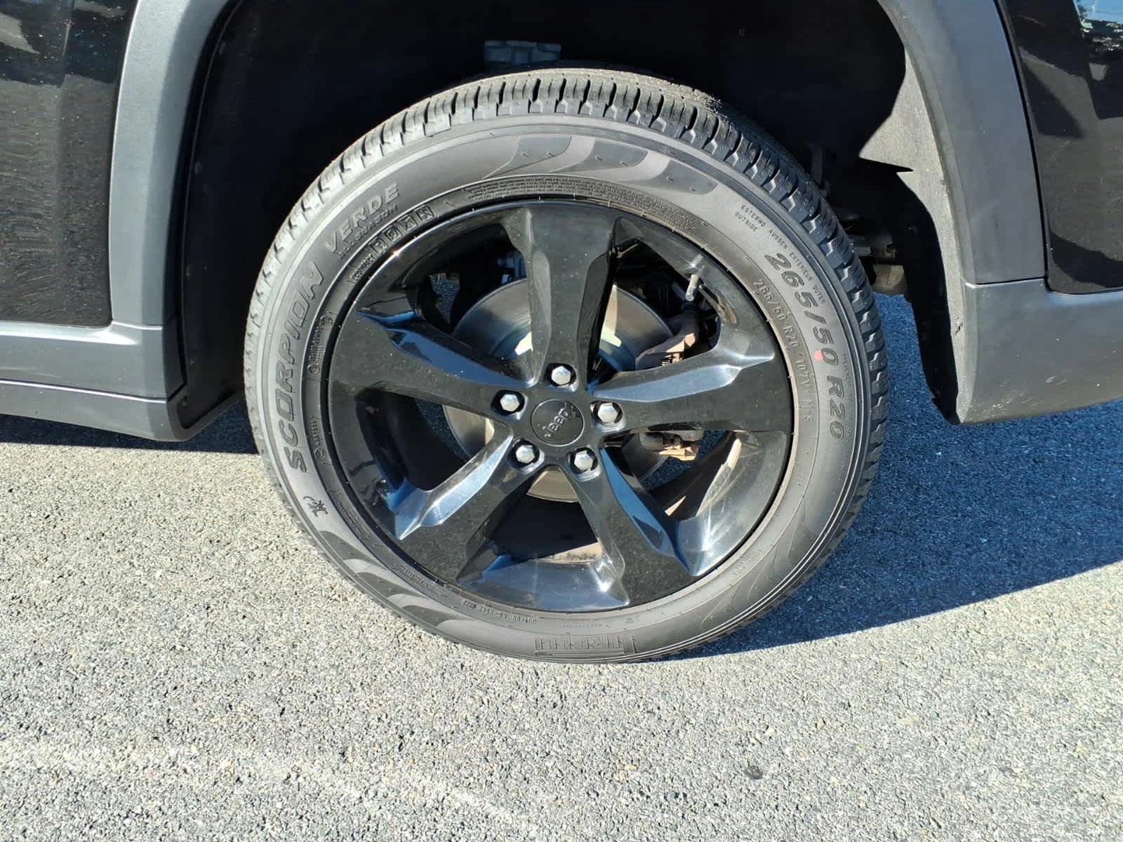 Used 2023 Diamond Black Crystal Pearlcoat Jeep Limited image 13