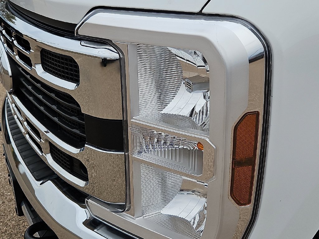 Used 2025 Oxford White Ford XLT image 14