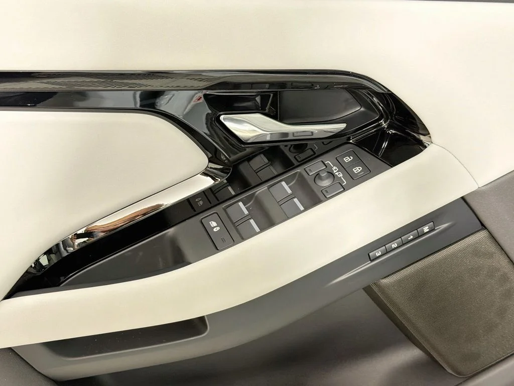 New 2026 Arroios Grey Land Rover S image 18