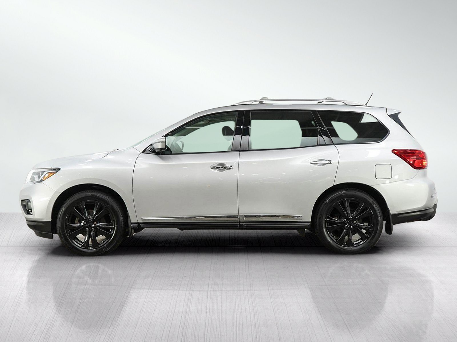 Used 2018 Nissan Pathfinder Platinum with VIN 5N1DR2MM6JC621495 for sale in Burnsville, Minnesota