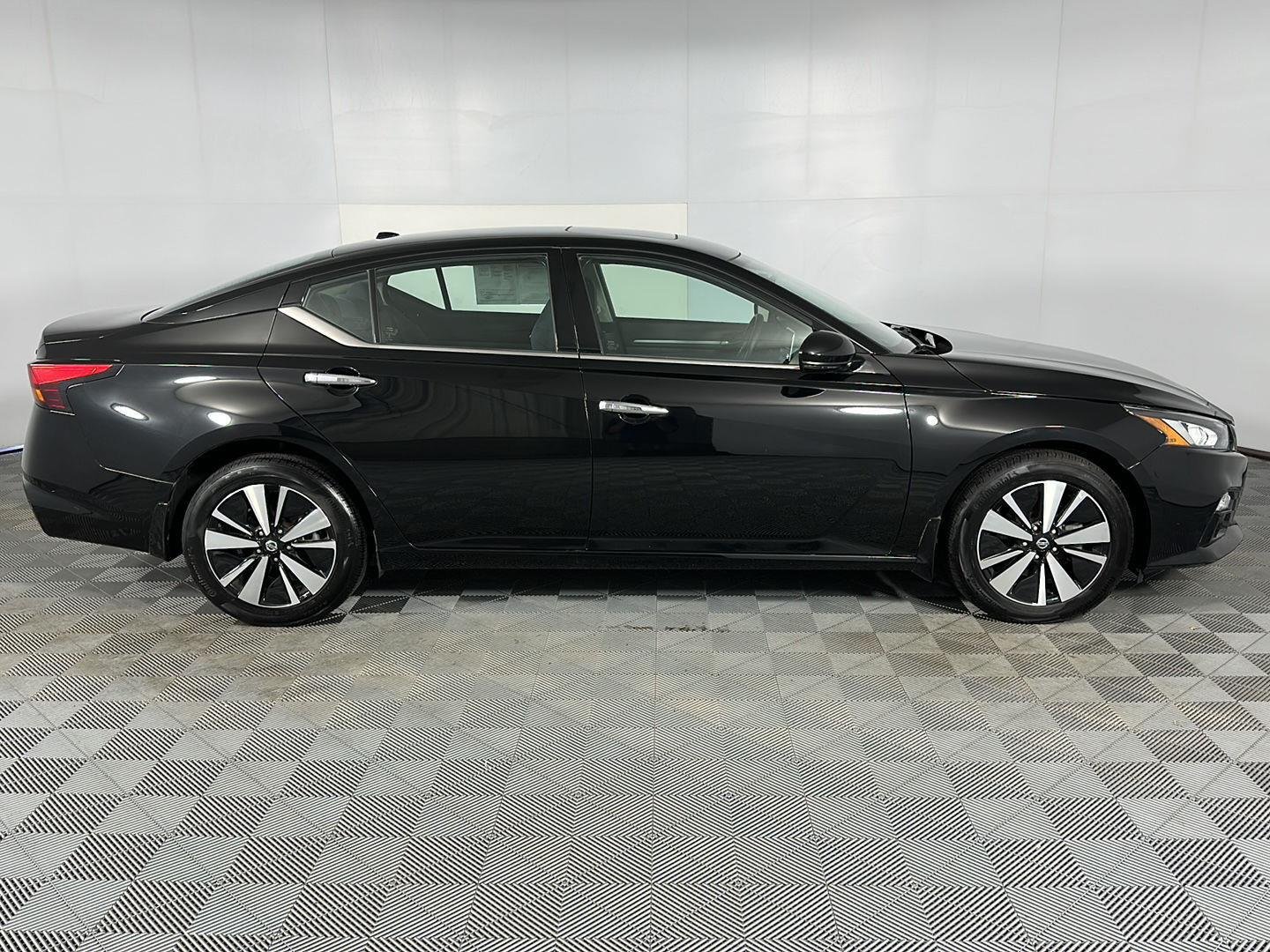 Used 2020 Super Black Nissan 2.5 SV image 27