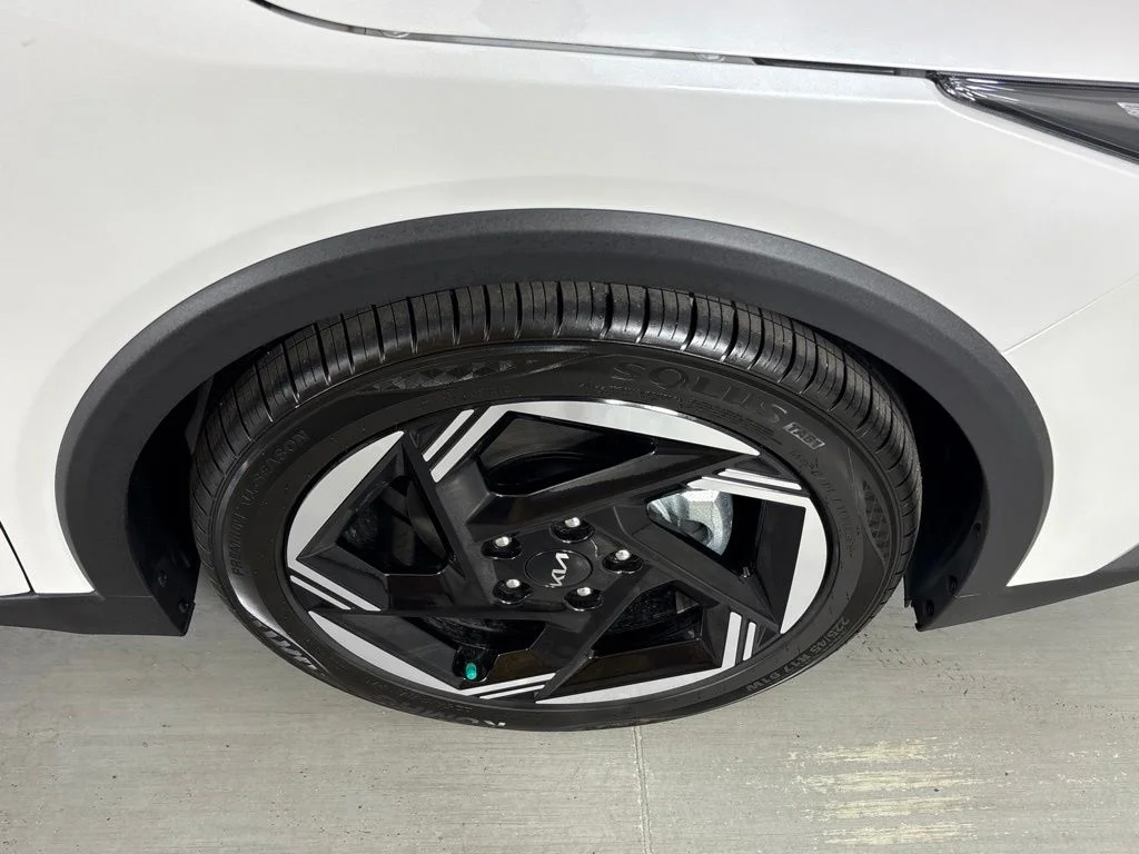New 2026 Snow White Pearl Kia EX image 11