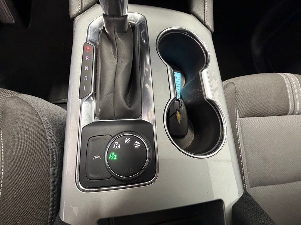 Used 2025 Summit White Chevrolet 2LT image 32