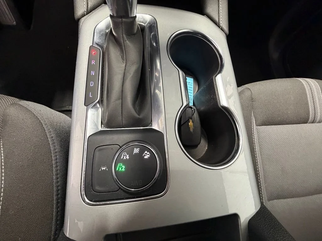 Used 2025 Summit White Chevrolet 2LT image 32